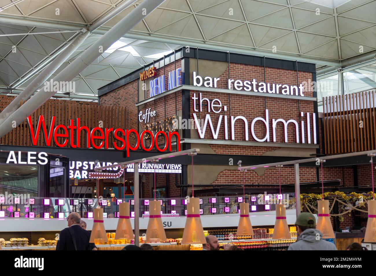 Neon Electric Signs The Windmill, Wetherspoons Pub, Stansted Airport, Essex, England, UK Stockfoto
