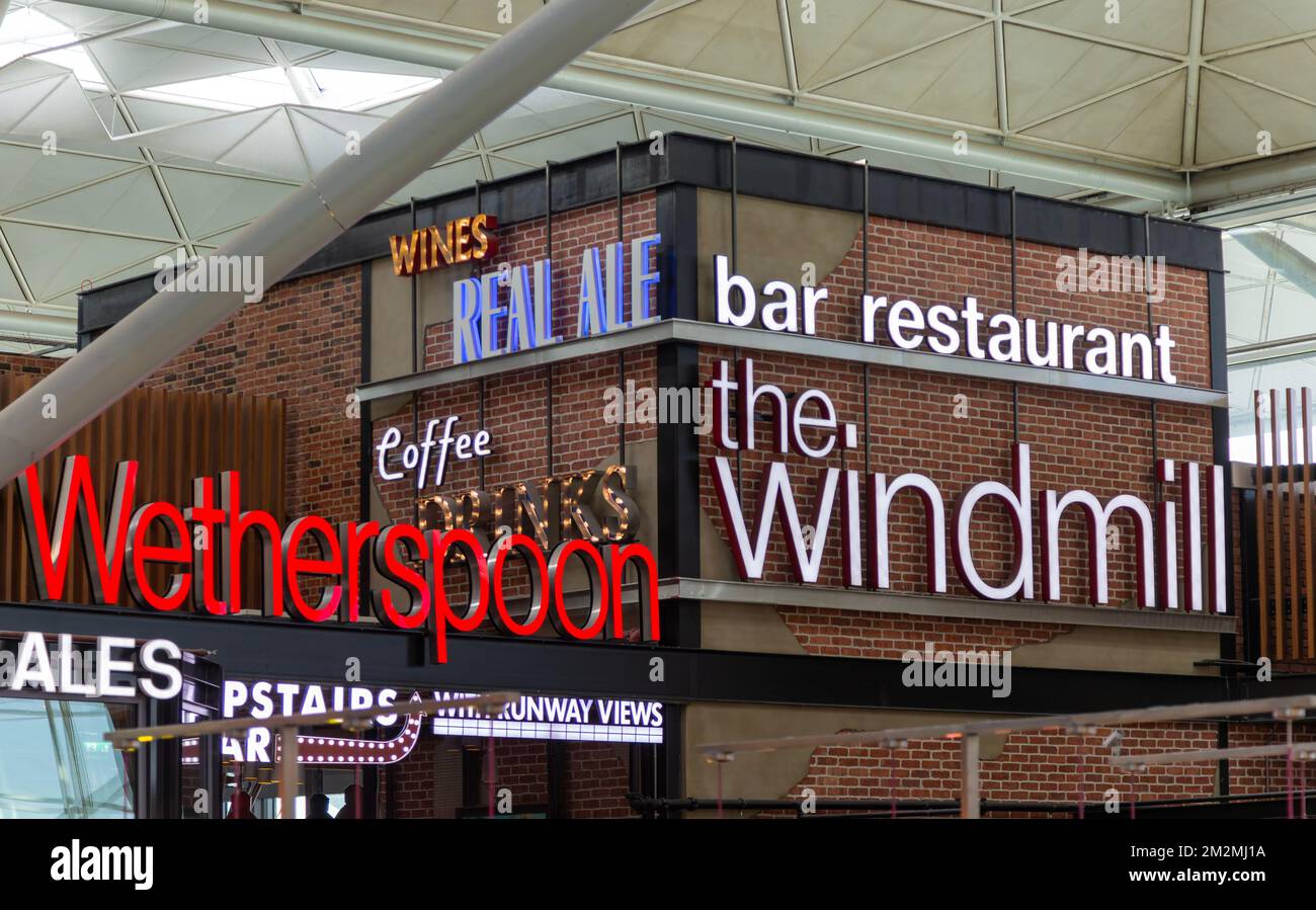 Neon Electric Signs The Windmill, Wetherspoon Pub, Stansted Airport, Essex, England, UK Stockfoto