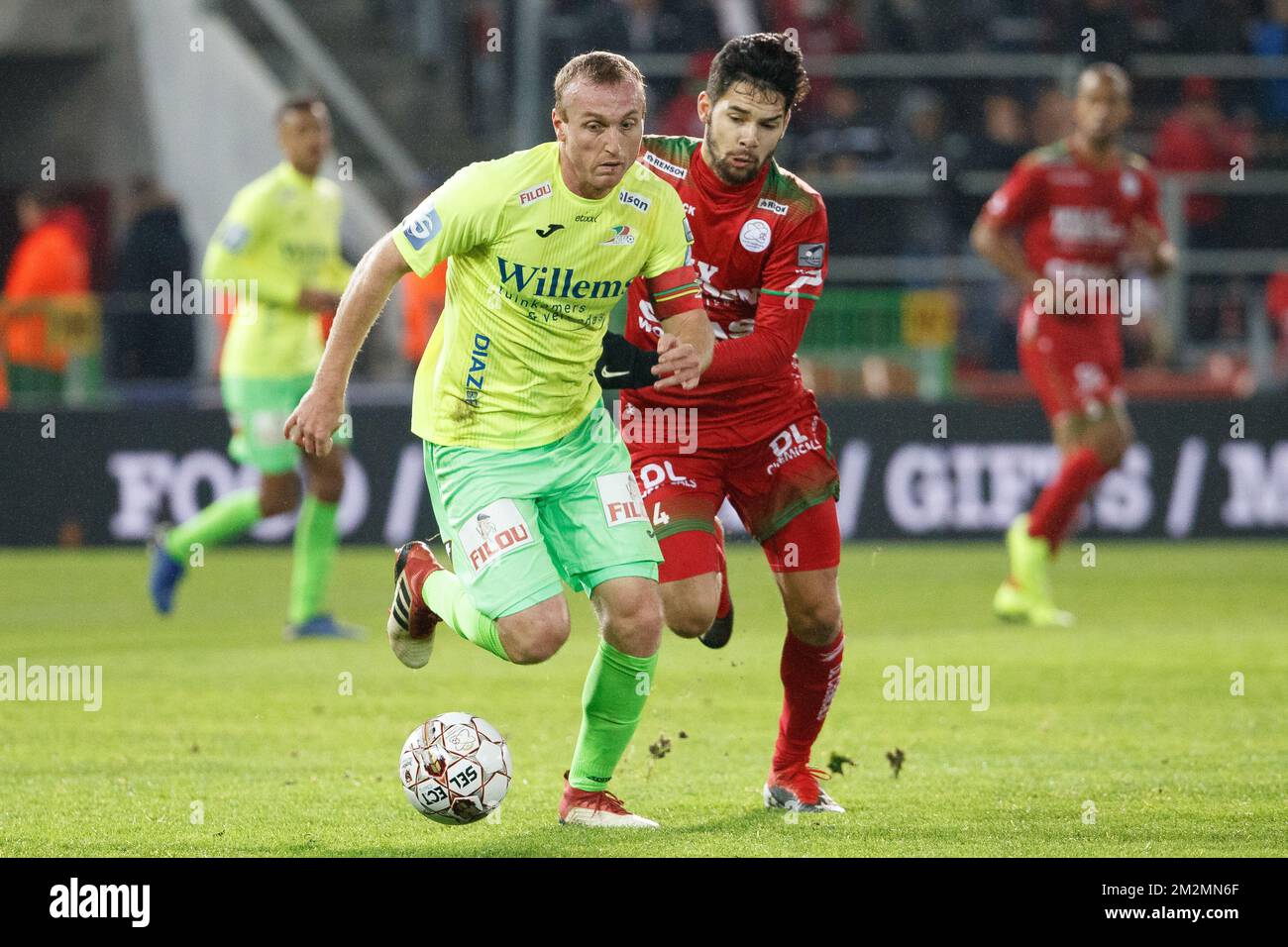 Kevin Vandendriessche von Oostende und Sandy Walsh von Essevee kämpfen während eines Fußballspiels zwischen SV Zulte Waregem und KV Oostende um den Ball, Samstag, den 01. Dezember 2018 in Waregem, am 17.. Tag der belgischen Fußballmeisterschaft „Jupiler Pro League“ 2018-2019. BELGA FOTO KURT DESPLENTER Stockfoto