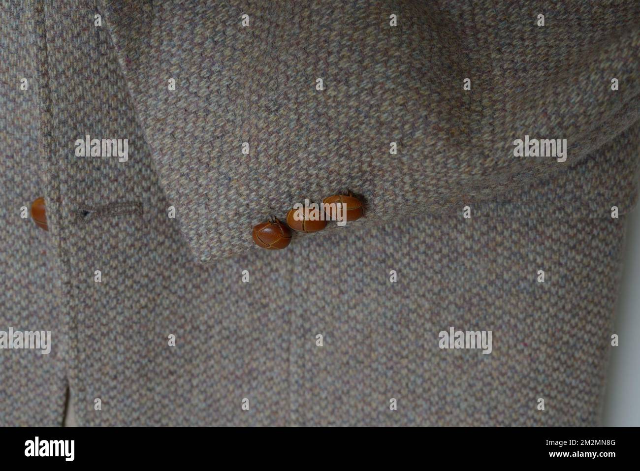 Eine Tweed-Jacke mit Regenbogenmuster und Lederknöpfen Stockfoto