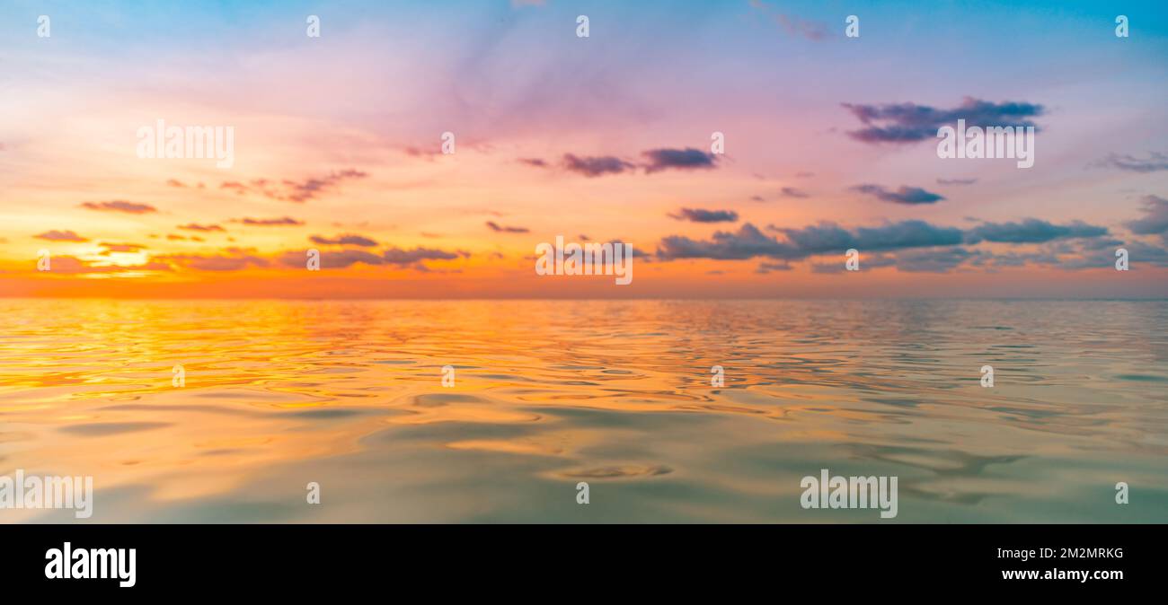 Sea Sand Himmelskonzept, Sonnenuntergang Wolken, Horizont, horizontales Meereslandschaft-Banner. Inspirierende Naturlandschaft, wunderschöne Farben, wundervolle Szene Stockfoto