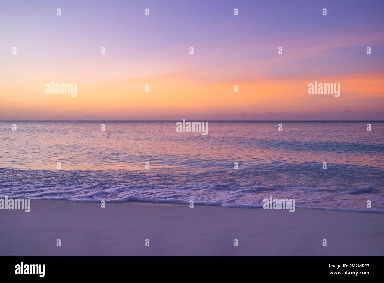 Nahaufnahme Meeressandstrand. Panoramablick auf die Strandlandschaft. Inspirieren Sie den tropischen Strand mit Meereslandschaft. Orange und goldener Sonnenuntergang Himmel Ruhe und Entspannung Stockfoto