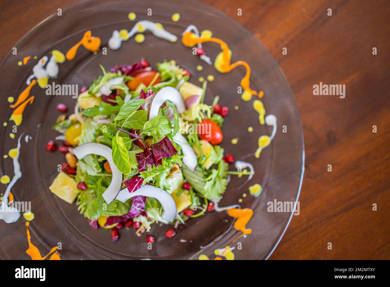 Gourmet scharfer vegetarischer Eintopf mit Kichererbsen und Gemüse auf dem Teller aus nächster Nähe, gesunde vegetarische Speisen auf Holzhintergrund. Resort Hotel Luxus Indien Stockfoto