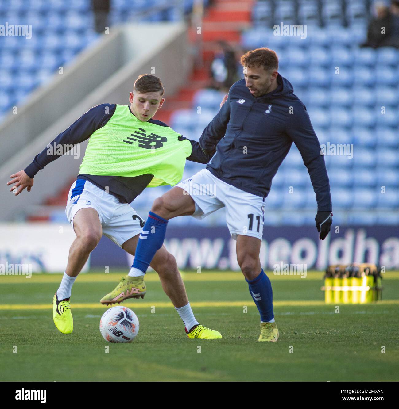 Oldham, Lancashire, England 11th December 2022, Oldham warm up drill, Hallam Hope and Sydie Peck during Oldham Athletic Football Club V Torquey United Football Club at Boundary Park, in the National League (Credit Image: ©Cody Froggatt) Stockfoto