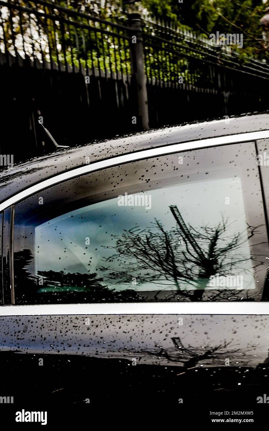 Der belgische Premierminister Charles Michel verlässt den Königspalast in Brüssel, nachdem er am Sonntag, den 09. Dezember 2018, die Umgestaltung seiner Regierung ohne die Minister der NVA angekündigt hatte. Die flämische nationalistische Partei N-VA verließ gestern den ministerrat der Bundesregierung. Sie konnten den Globalen Migrationspakt der Vereinten Nationen nicht akzeptieren. Der König hat den Rücktritt der fünf N-VA-Minister von der Regierung Michel akzeptiert. Stockfoto