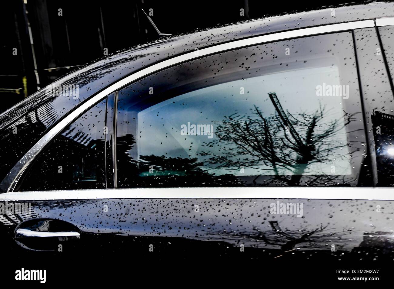 Der belgische Premierminister Charles Michel verlässt den Königspalast in Brüssel, nachdem er am Sonntag, den 09. Dezember 2018, die Umgestaltung seiner Regierung ohne die Minister der NVA angekündigt hatte. Die flämische nationalistische Partei N-VA verließ gestern den ministerrat der Bundesregierung. Sie konnten den Globalen Migrationspakt der Vereinten Nationen nicht akzeptieren. Der König hat den Rücktritt der fünf N-VA-Minister von der Regierung Michel akzeptiert. Stockfoto