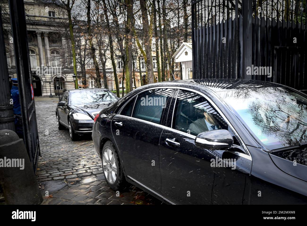 Der belgische Premierminister Charles Michel verlässt den Königspalast in Brüssel, nachdem er am Sonntag, den 09. Dezember 2018, die Umgestaltung seiner Regierung ohne die Minister der NVA angekündigt hatte. Die flämische nationalistische Partei N-VA verließ gestern den ministerrat der Bundesregierung. Sie konnten den Globalen Migrationspakt der Vereinten Nationen nicht akzeptieren. Der König hat den Rücktritt der fünf N-VA-Minister von der Regierung Michel akzeptiert. Stockfoto