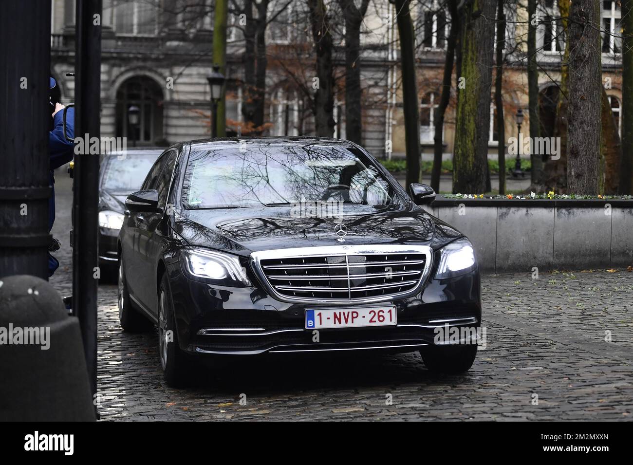 Der belgische Premierminister Charles Michel verlässt den Königspalast in Brüssel, nachdem er am Sonntag, den 09. Dezember 2018, die Umgestaltung seiner Regierung ohne die Minister der NVA angekündigt hatte. Die flämische nationalistische Partei N-VA verließ gestern den ministerrat der Bundesregierung. Sie konnten den Globalen Migrationspakt der Vereinten Nationen nicht akzeptieren. Der König hat den Rücktritt der fünf N-VA-Minister von der Regierung Michel akzeptiert. Stockfoto