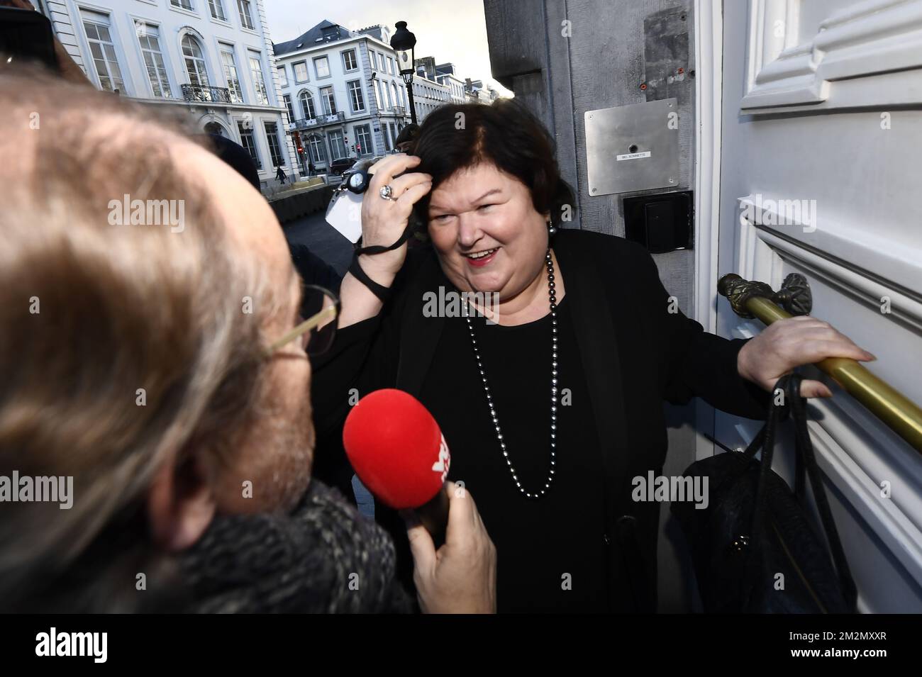 Die Ministerin für Gesundheit, Soziales, Asylpolitik und Migration Maggie De Block kommt am Sonntag, den 09. Dezember 2018, zu einer ministertagung der Bundesregierung in Brüssel. Die flämische nationalistische Partei N-VA verließ gestern den ministerrat der Bundesregierung. Sie konnten den Globalen Migrationspakt der Vereinten Nationen nicht akzeptieren. Der König hat den Rücktritt der fünf N-VA-Minister von der Regierung Michel akzeptiert. BELGA FOTO DIRK WAEM Stockfoto