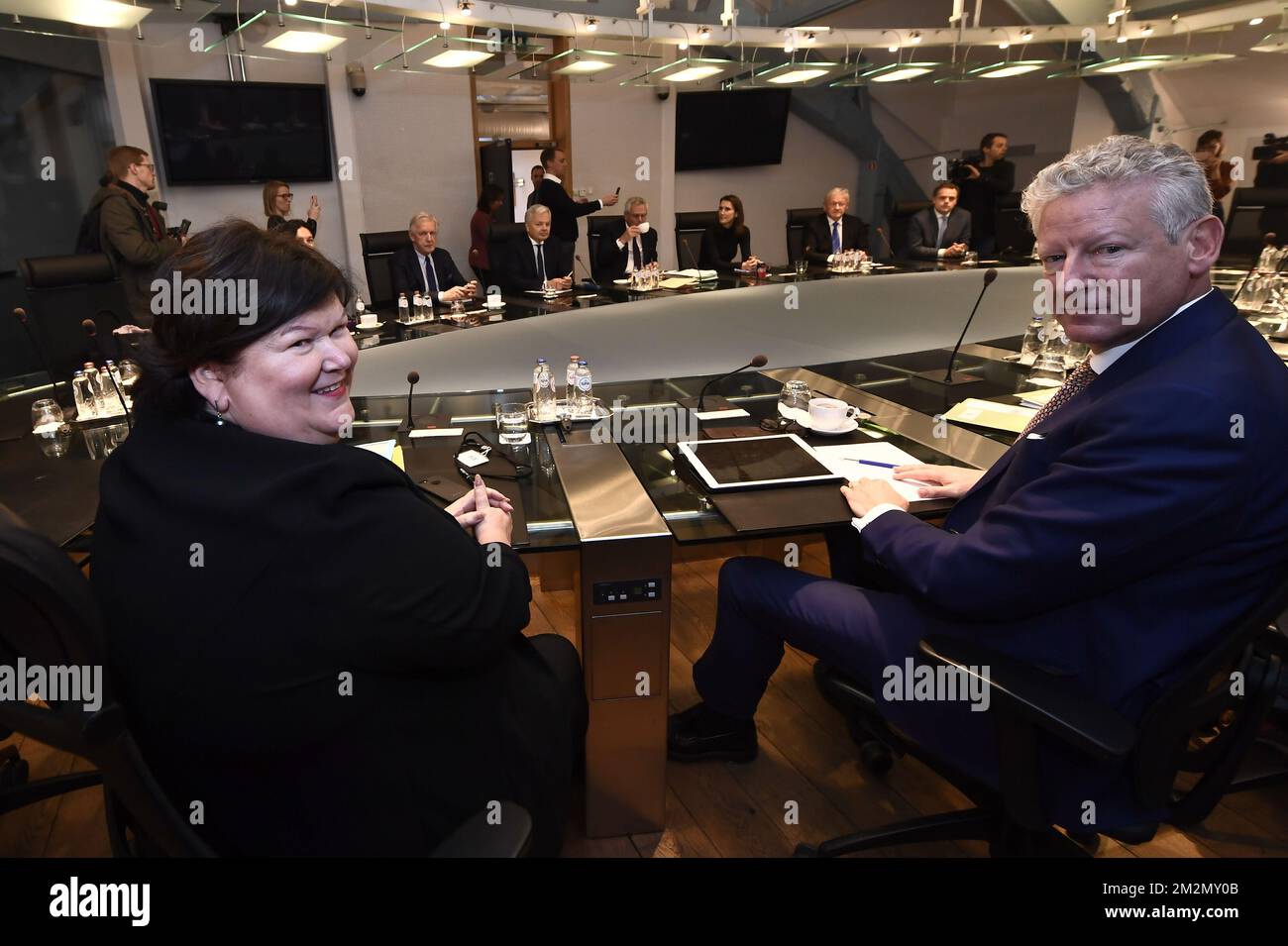 Maggie De Block, Ministerin für Gesundheit, Soziales, Asylpolitik und Migration, und Pieter De Crem, Minister für Inneres und Außenhandel, auf einer Tagung des ministerrates der Bundesregierung am Sonntag, den 09. Dezember 2018 in Brüssel. Die flämische nationalistische Partei N-VA verließ gestern den ministerrat der Bundesregierung. Sie konnten den Globalen Migrationspakt der Vereinten Nationen nicht akzeptieren. Der König hat den Rücktritt der fünf N-VA-Minister von der Regierung Michel akzeptiert. BELGA FOTO DIRK WAEM Stockfoto