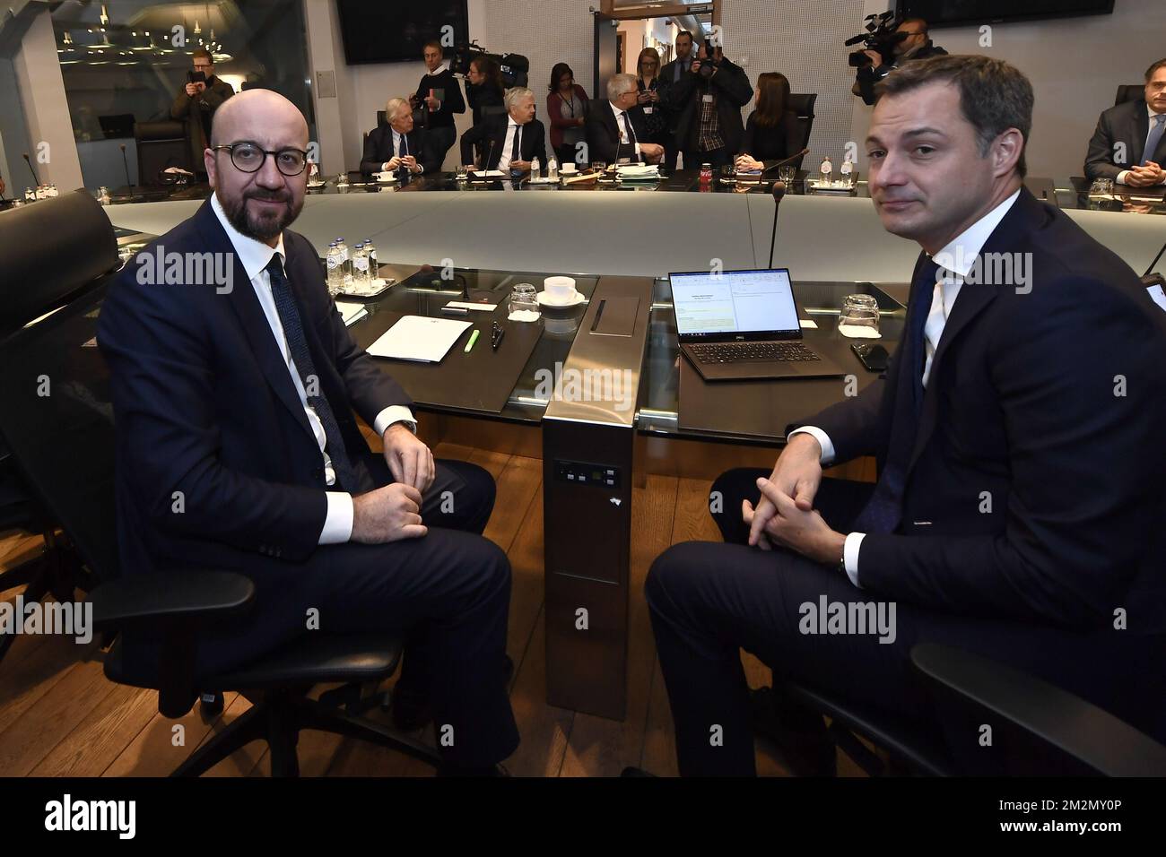 Der belgische Premierminister Charles Michel und der Minister für Zusammenarbeit, Entwicklung, Digitale Agenda, Postdienste und Finanzen Alexander De Croo bildeten vor dem Beginn einer ministertagung des bundesministerrates am Sonntag, den 09. Dezember 2018 in Brüssel. Die flämische nationalistische Partei N-VA verließ gestern den ministerrat der Bundesregierung. Sie konnten den Globalen Migrationspakt der Vereinten Nationen nicht akzeptieren. Der König hat den Rücktritt der fünf N-VA-Minister von der Regierung Michel akzeptiert. BELGA FOTO DIRK WAEM Stockfoto