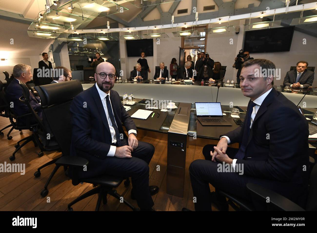 Der belgische Premierminister Charles Michel und der Minister für Zusammenarbeit, Entwicklung, Digitale Agenda, Postdienste und Finanzen Alexander De Croo wurden auf einer Tagung des ministerrates der Bundesregierung am Sonntag, den 09. Dezember 2018 in Brüssel vorgestellt. Die flämische nationalistische Partei N-VA verließ gestern den ministerrat der Bundesregierung. Sie konnten den Globalen Migrationspakt der Vereinten Nationen nicht akzeptieren. Der König hat den Rücktritt der fünf N-VA-Minister von der Regierung Michel akzeptiert. BELGA FOTO DIRK WAEM Stockfoto
