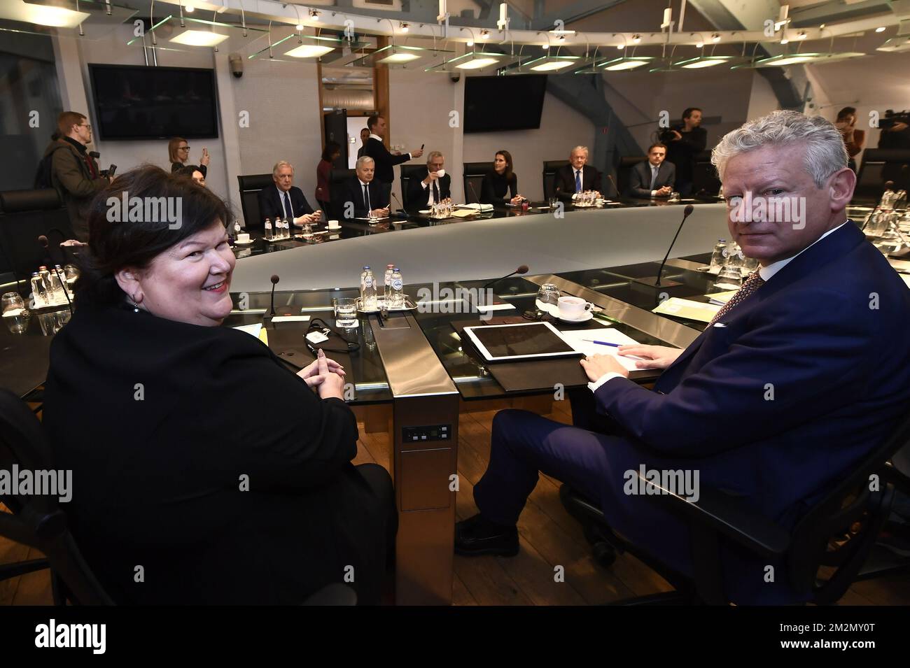 Maggie De Block, Ministerin für Gesundheit, Soziales, Asylpolitik und Migration, und Pieter De Crem, Minister für Inneres und Außenhandel, auf einer Tagung des ministerrates der Bundesregierung am Sonntag, den 09. Dezember 2018 in Brüssel. Die flämische nationalistische Partei N-VA verließ gestern den ministerrat der Bundesregierung. Sie konnten den Globalen Migrationspakt der Vereinten Nationen nicht akzeptieren. Der König hat den Rücktritt der fünf N-VA-Minister von der Regierung Michel akzeptiert. BELGA FOTO DIRK WAEM Stockfoto