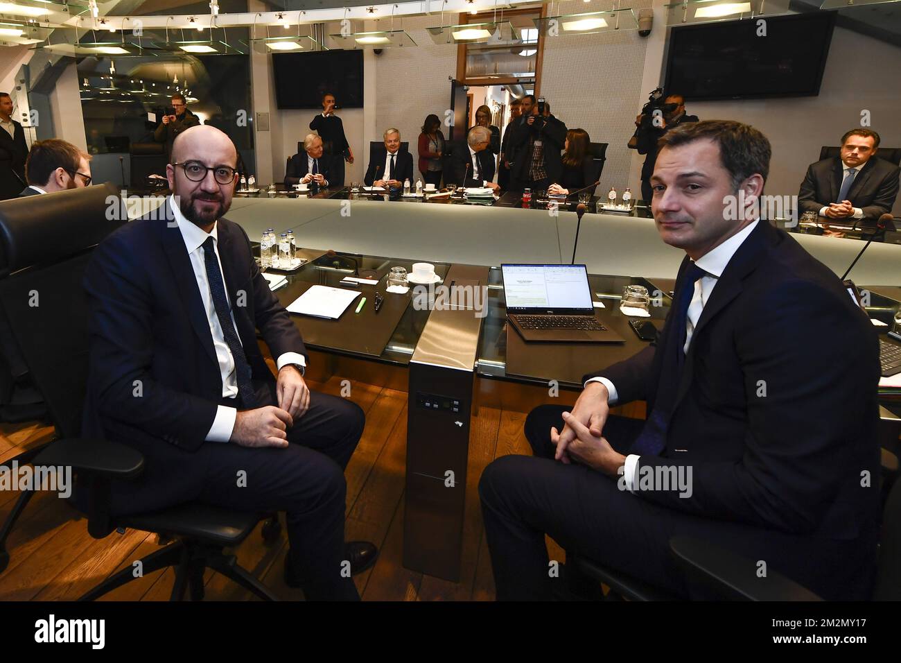 Der belgische Premierminister Charles Michel und der Minister für Zusammenarbeit, Entwicklung, Digitale Agenda, Postdienste und Finanzen Alexander De Croo bildeten vor dem Beginn einer ministertagung des bundesministerrates am Sonntag, den 09. Dezember 2018 in Brüssel. Die flämische nationalistische Partei N-VA verließ gestern den ministerrat der Bundesregierung. Sie konnten den Globalen Migrationspakt der Vereinten Nationen nicht akzeptieren. Der König hat den Rücktritt der fünf N-VA-Minister von der Regierung Michel akzeptiert. BELGA FOTO DIRK WAEM Stockfoto