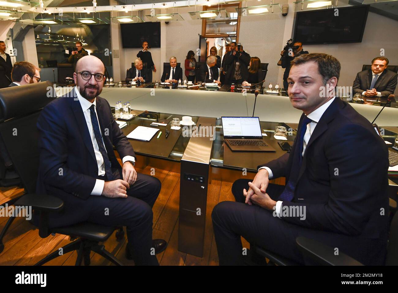 Der belgische Premierminister Charles Michel und der Minister für Zusammenarbeit, Entwicklung, Digitale Agenda, Postdienste und Finanzen Alexander De Croo bildeten vor dem Beginn einer ministertagung des bundesministerrates am Sonntag, den 09. Dezember 2018 in Brüssel. Die flämische nationalistische Partei N-VA verließ gestern den ministerrat der Bundesregierung. Sie konnten den Globalen Migrationspakt der Vereinten Nationen nicht akzeptieren. Der König hat den Rücktritt der fünf N-VA-Minister von der Regierung Michel akzeptiert. BELGA FOTO DIRK WAEM Stockfoto