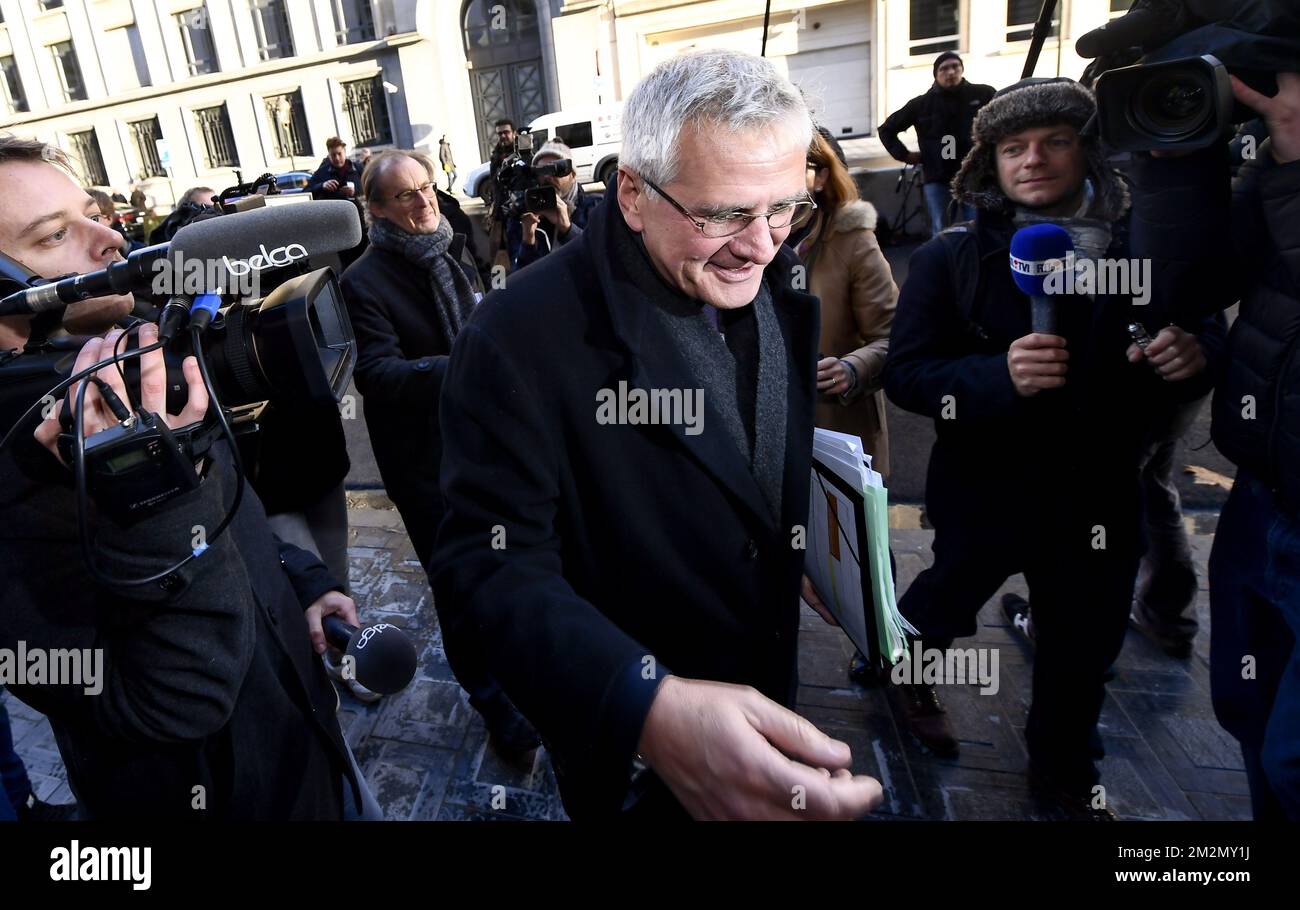 Der stellvertretende Ministerpräsident und Minister für Beschäftigung, Wirtschaft, Verbraucherschutz und Chancengleichheit, Kris Peeters, kommt am Sonntag, den 09. Dezember 2018, zu einer ministertagung des bundesregierungsrates in Brüssel. Die flämische nationalistische Partei N-VA verließ gestern den ministerrat der Bundesregierung. Sie konnten den Globalen Migrationspakt der Vereinten Nationen nicht akzeptieren. Der König hat den Rücktritt der fünf N-VA-Minister von der Regierung Michel akzeptiert. BELGA FOTO DIRK WAEM Stockfoto