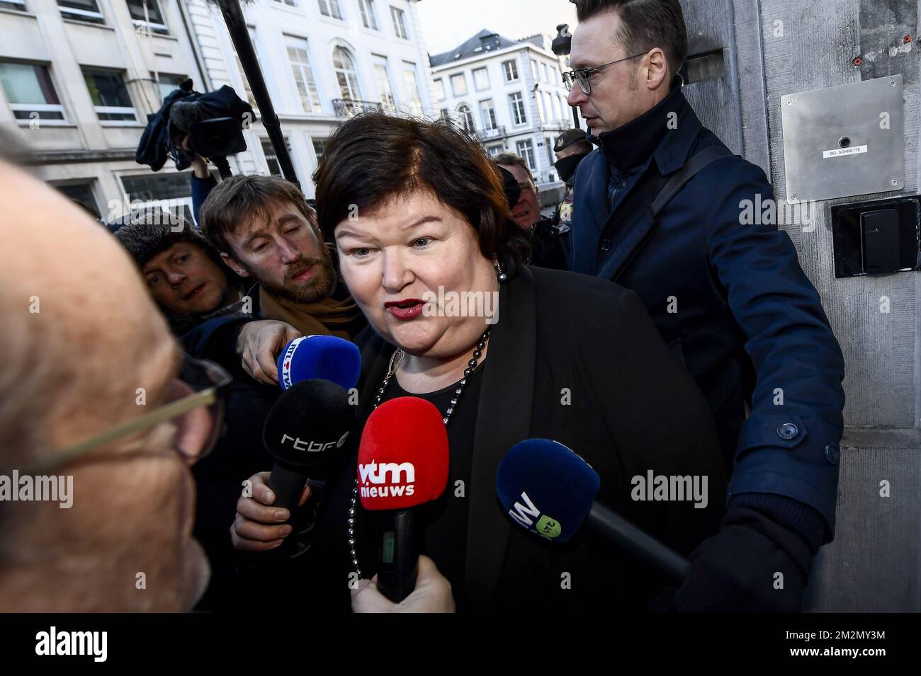 Maggie De Block, Ministerin für Gesundheit, Soziales, Asylpolitik und Migration, und Pieter De Crem, Minister für Inneres und Außenhandel, auf einer Tagung des ministerrates der Bundesregierung am Sonntag, den 09. Dezember 2018 in Brüssel. Die flämische nationalistische Partei N-VA verließ gestern den ministerrat der Bundesregierung. Sie konnten den Globalen Migrationspakt der Vereinten Nationen nicht akzeptieren. Der König hat den Rücktritt der fünf N-VA-Minister von der Regierung Michel akzeptiert. BELGA FOTO DIRK WAEM Stockfoto