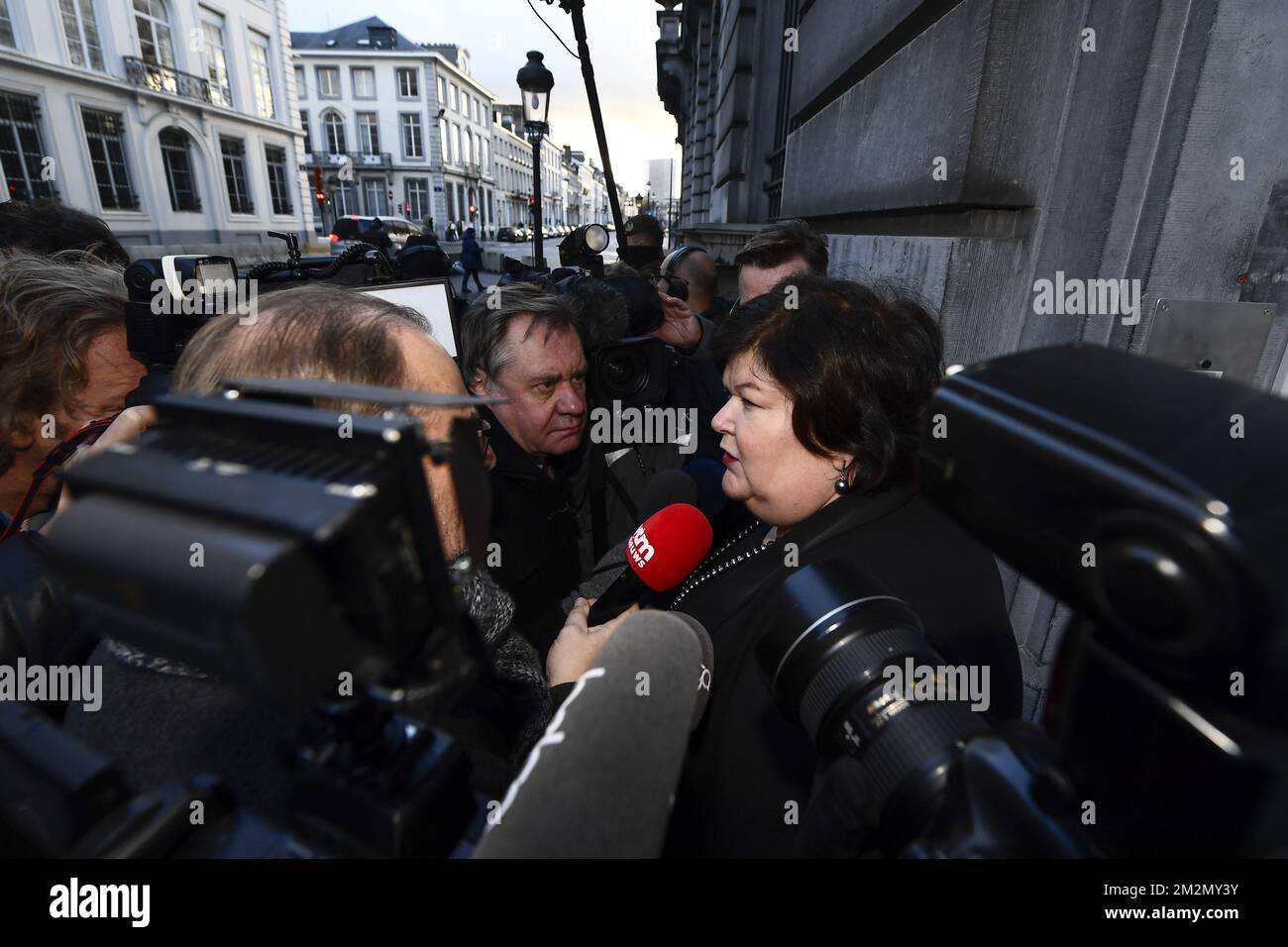Die Ministerin für Gesundheit, Soziales, Asylpolitik und Migration Maggie De Block kommt am Sonntag, den 09. Dezember 2018, zu einer ministertagung der Bundesregierung in Brüssel. Die flämische nationalistische Partei N-VA verließ gestern den ministerrat der Bundesregierung. Sie konnten den Globalen Migrationspakt der Vereinten Nationen nicht akzeptieren. Der König hat den Rücktritt der fünf N-VA-Minister von der Regierung Michel akzeptiert. BELGA FOTO DIRK WAEM Stockfoto