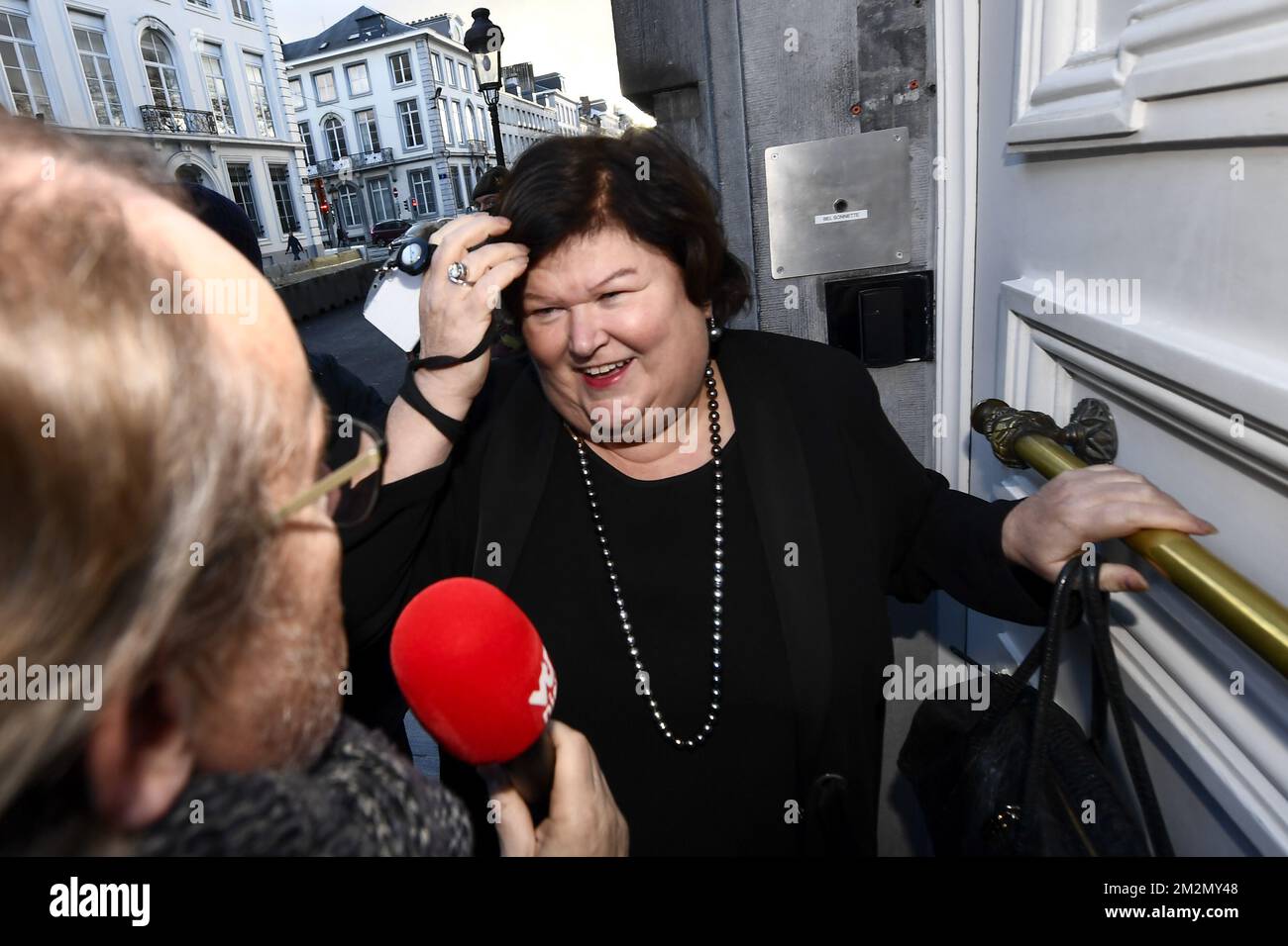 Maggie De Block, Ministerin für Gesundheit, Soziales, Asylpolitik und Migration, und Pieter De Crem, Minister für Inneres und Außenhandel, auf einer Tagung des ministerrates der Bundesregierung am Sonntag, den 09. Dezember 2018 in Brüssel. Die flämische nationalistische Partei N-VA verließ gestern den ministerrat der Bundesregierung. Sie konnten den Globalen Migrationspakt der Vereinten Nationen nicht akzeptieren. Der König hat den Rücktritt der fünf N-VA-Minister von der Regierung Michel akzeptiert. BELGA FOTO DIRK WAEM Stockfoto