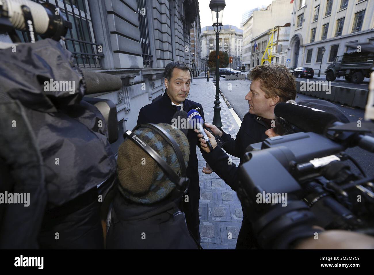 Der Minister für Entwicklung der Zusammenarbeit, Digitale Agenda, Postdienste und Finanzen Alexander De Croo trifft am Sonntag, den 09. Dezember 2018, zu einer Tagung des ministerrates der Bundesregierung in Brüssel ein. Die flämische nationalistische Partei N-VA verließ gestern den ministerrat der Bundesregierung. Sie konnten den Globalen Migrationspakt der Vereinten Nationen nicht akzeptieren. Der König hat den Rücktritt der fünf N-VA-Minister von der Regierung Michel akzeptiert. BELGA FOTO NICOLAS MAETERLINCK Stockfoto