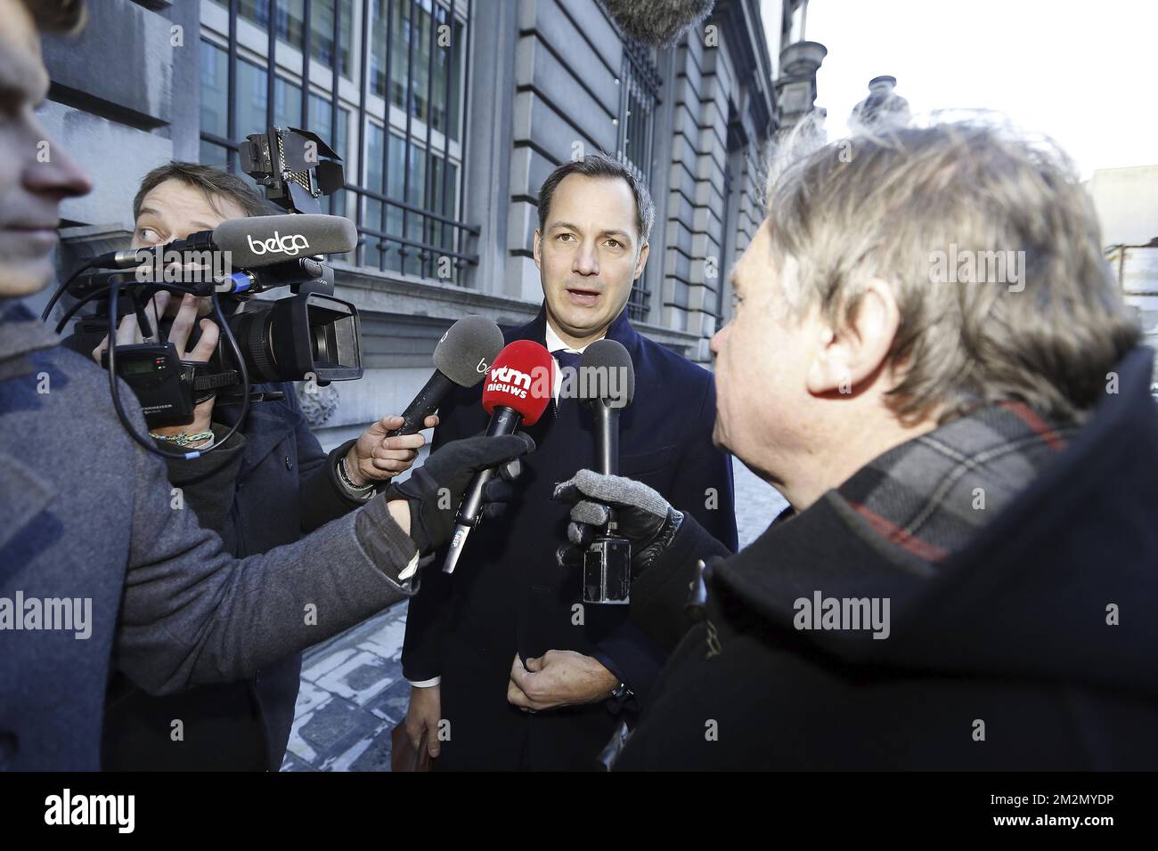 Der Minister für Entwicklung der Zusammenarbeit, Digitale Agenda, Postdienste und Finanzen Alexander De Croo trifft am Sonntag, den 09. Dezember 2018, zu einer Tagung des ministerrates der Bundesregierung in Brüssel ein. Die flämische nationalistische Partei N-VA verließ gestern den ministerrat der Bundesregierung. Sie konnten den Globalen Migrationspakt der Vereinten Nationen nicht akzeptieren. Der König hat den Rücktritt der fünf N-VA-Minister von der Regierung Michel akzeptiert. BELGA FOTO NICOLAS MAETERLINCK Stockfoto