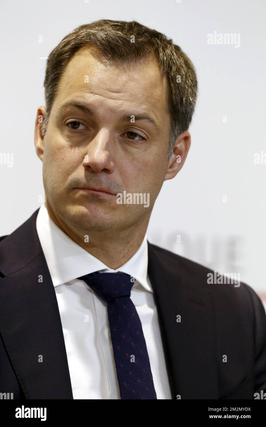 Alexander De Croo, Minister für Entwicklung der Zusammenarbeit, Digitale Agenda, Postdienste und Finanzen, nahm am Sonntag, den 09. Dezember 2018, auf einer Pressekonferenz nach einer ministertagung des bundesregierungsrates in Brüssel ein Bild auf. Die flämische nationalistische Partei N-VA verließ gestern den ministerrat der Bundesregierung. Sie konnten den Globalen Migrationspakt der Vereinten Nationen nicht akzeptieren. Der König hat den Rücktritt der fünf N-VA-Minister von der Regierung Michel akzeptiert. Die Zuständigkeit der Minister der NVA wurde den Ministern und Staatssekretären übertragen, die Minister wurden. BELGA FOTO N Stockfoto