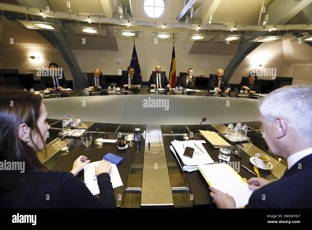 Der belgische Premierminister Charles Michel (C) wurde auf einer Tagung des ministerrates der Bundesregierung am Sonntag, den 09. Dezember 2018 in Brüssel abgebildet. Die flämische nationalistische Partei N-VA verließ gestern den ministerrat der Bundesregierung. Sie konnten den Globalen Migrationspakt der Vereinten Nationen nicht akzeptieren. Der König hat den Rücktritt der fünf N-VA-Minister von der Regierung Michel akzeptiert. BELGA FOTO NICOLAS MAETERLINCK Stockfoto