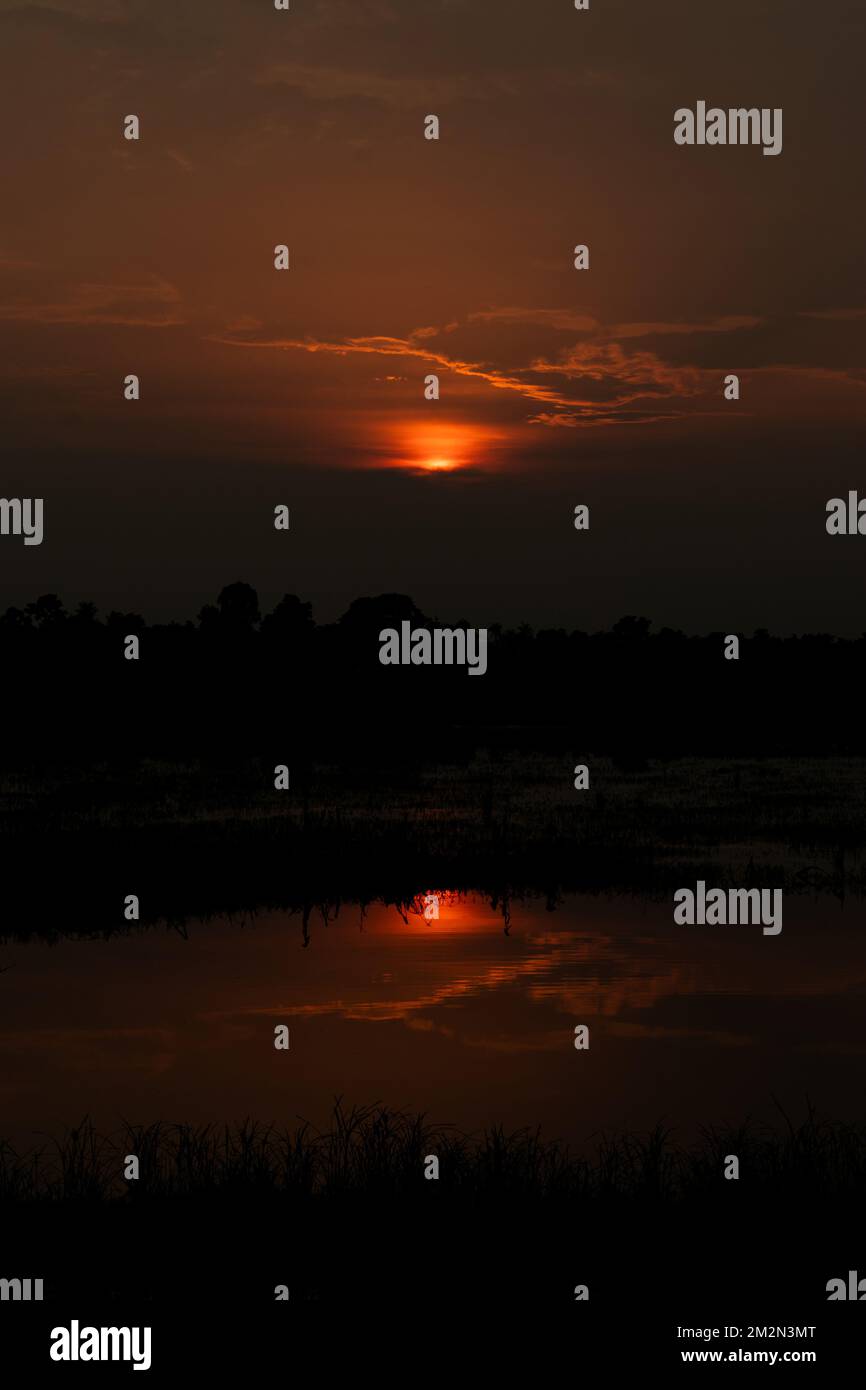 Wenn die Sonne untergeht und der Mond am Ende des Tages aufgeht, wird die goldene Stunde, in der der Himmel zur Abenddämmerung wird, zum Ruhm. Wunderschöner Sonnenuntergang, den Gott gibt, und wie ich Stockfoto