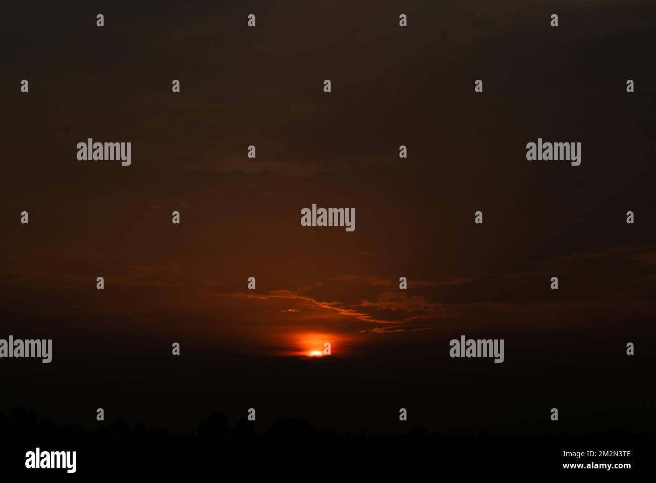 Wunderschöner Sonnenuntergang, den Gott gibt, und wie er sich vom Ozeanwasser reflektiert. Wenn die Sonne untergeht und der Mond am Ende des Tages aufgeht, die Herrlichkeit der Götter Stockfoto