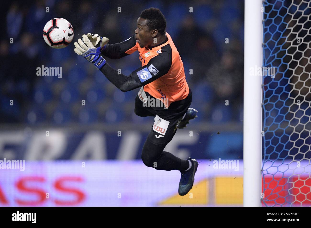 Oostends Torwart Fabrice Ondoa in Aktion während des Fußballspiels zwischen KRC Genk und KV Oostende, Sonntag, den 16. Dezember 2018 in Genk, am 19.. Tag der belgischen Fußballmeisterschaft „Jupiler Pro League“, 2018-2019. BELGA FOTO YORICK JANSENS Stockfoto