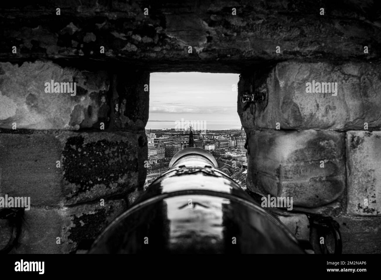 Ein Graustufenbild des Ausblicks auf die Stadt von der Kanone in Edinburgh Stockfoto