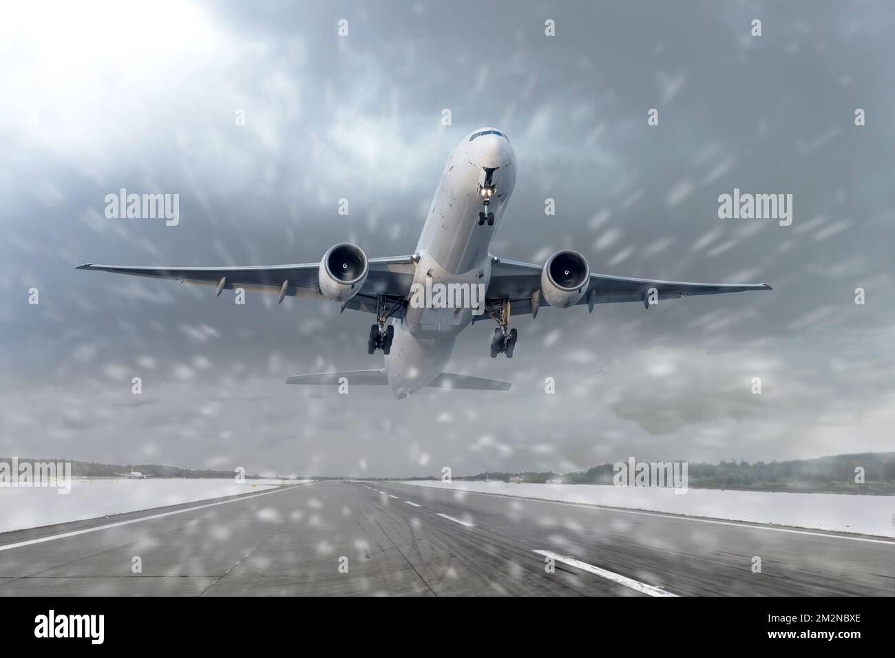 Abflug eines Flugzeugs in starkem Schnee und Schneesturm am Abflughafen. Das Konzept von schlechtem Wetter, Flugverspätungen und -Annullierungen Stockfoto
