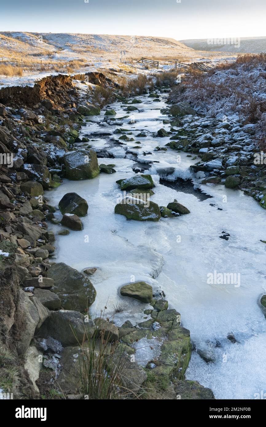 Gefrorener Moorlandstrom in Northumberland, Großbritannien Stockfoto