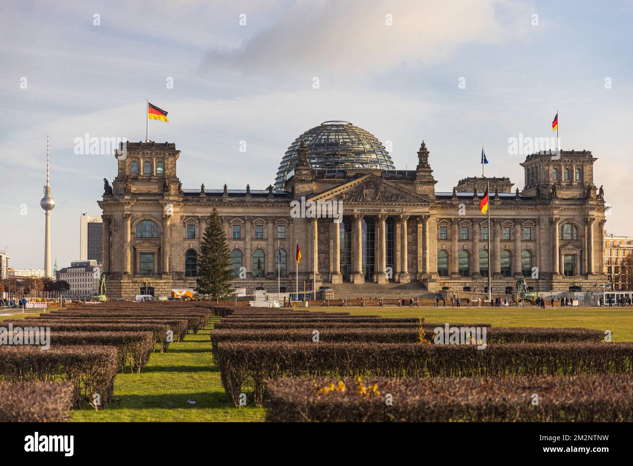 BERLIN DEUTSCHLAND - DEZEMBER 2022: Vorderansicht des Bundestages Reichstag Parlamentsgebäude in Berlin. Stockfoto