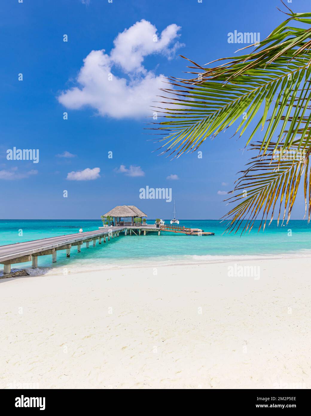 Überwasser-Bungalow, Küstenlandschaft. Tropischer Inselstrand, herrlicher blauer Himmel, endloser Meerblick mit Palmenblättern, Horizont, exotischer Luxus Stockfoto