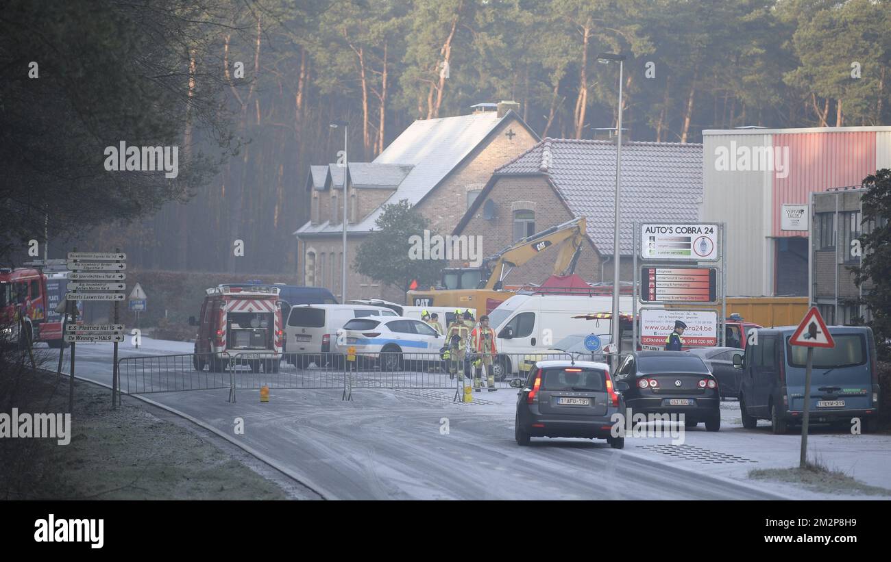 Die Abbildung zeigt den Standort eines Hangars in der Kiefhoekstraat in Hechtel-Eksel, Provinz Limburg, Dienstag, den 29. Januar 2019. Die Polizei fand letzte Nacht drei Leichen im Hangar, der als Drogenlabor diente. BELGA FOTO YORICK JANSENS Stockfoto