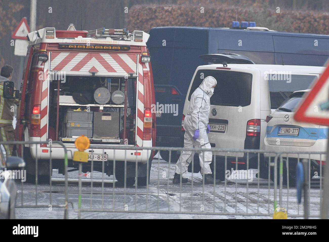 Abbildung zeigt Ermittler in der Nähe eines Hangars in der Kiefhoekstraat in Hechtel-Eksel, Provinz Limburg, Dienstag, 29. Januar 2019. Die Polizei fand letzte Nacht drei Leichen im Hangar, der als Drogenlabor diente. BELGA FOTO YORICK JANSENS Stockfoto