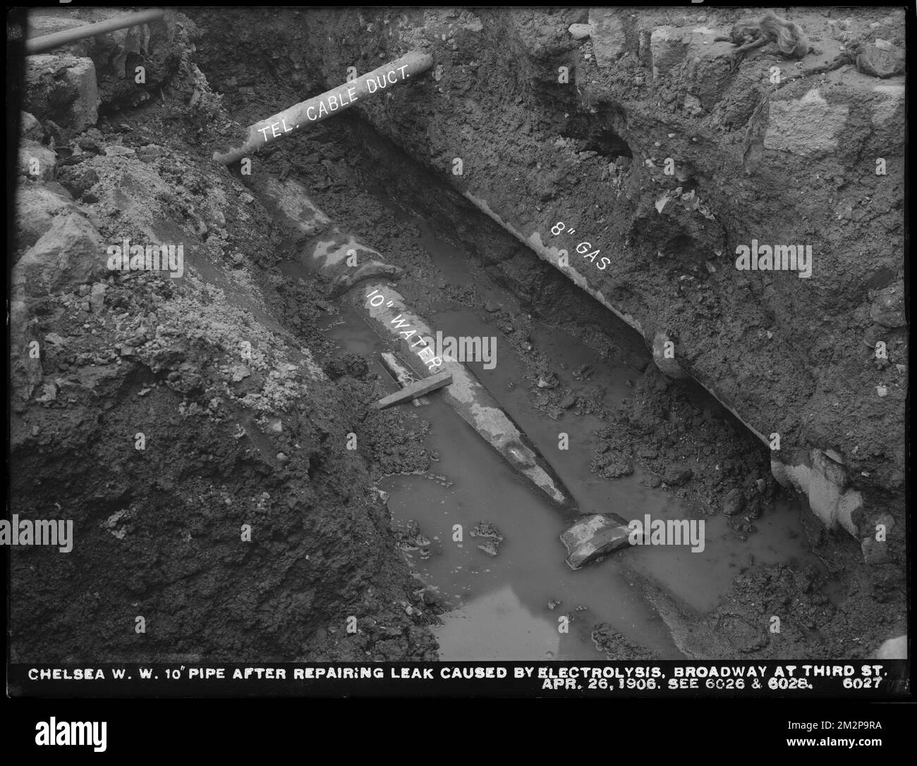 Elektrolyse, Chelsea Water Works, Broadway at Third Street, 10-Inch Pipe after Repair Leck caused by Electrolyse (verglichen mit Nr. 6026 und 6028), Chelsea, Mass., 26. April 1906, Wasserwerke, Rohrleitungen, Baustellen, Elektrolyse Stockfoto