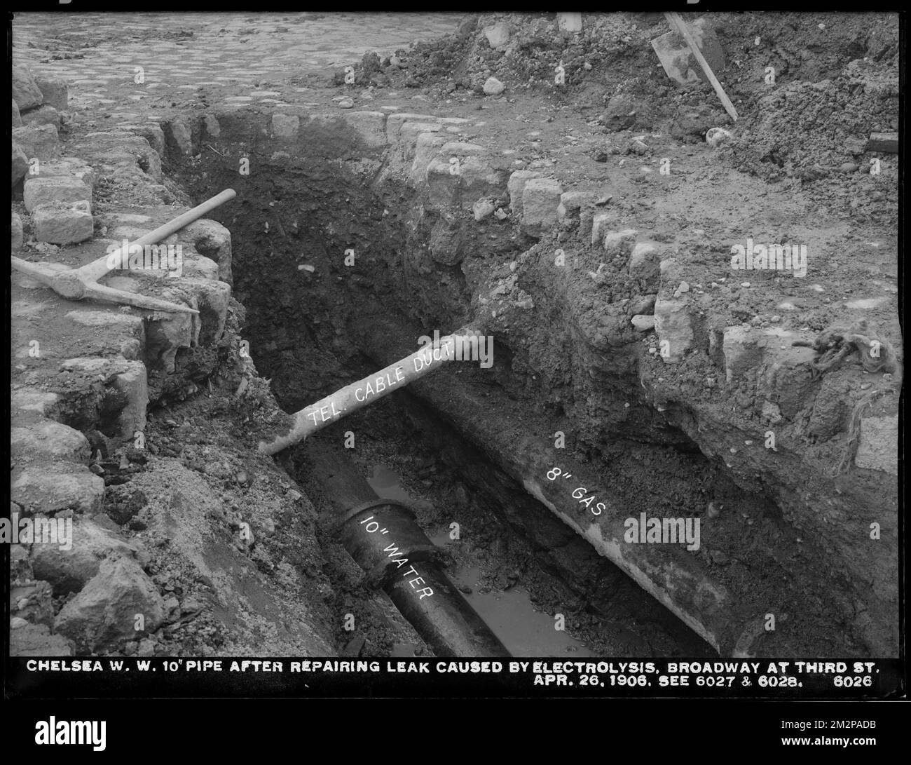 Elektrolyse, Chelsea Water Works, Broadway at Third Street, 10-Inch Pipe after Repair Leck caused by Electrolyse (verglichen mit Nr. 6027 und 6028), Chelsea, Mass., 26. April 1906, Wasserwerke, Rohrleitungen, Baustellen, Elektrolyse Stockfoto