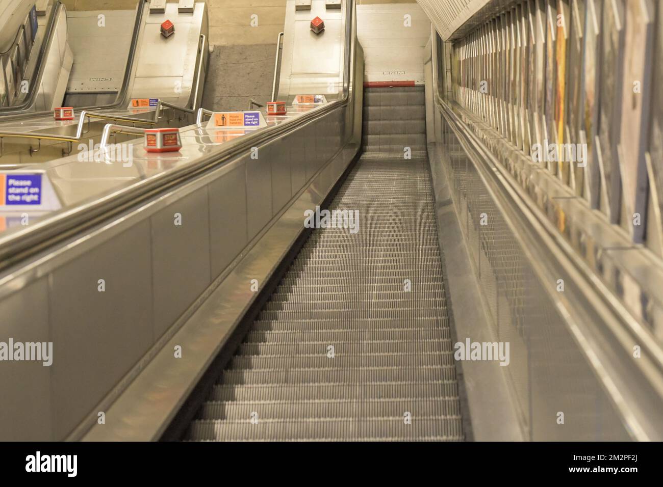 Eine leere Rolltreppe in Richtung einer Londoner U-Bahn-Station, leer, silber, isoliert Stockfoto