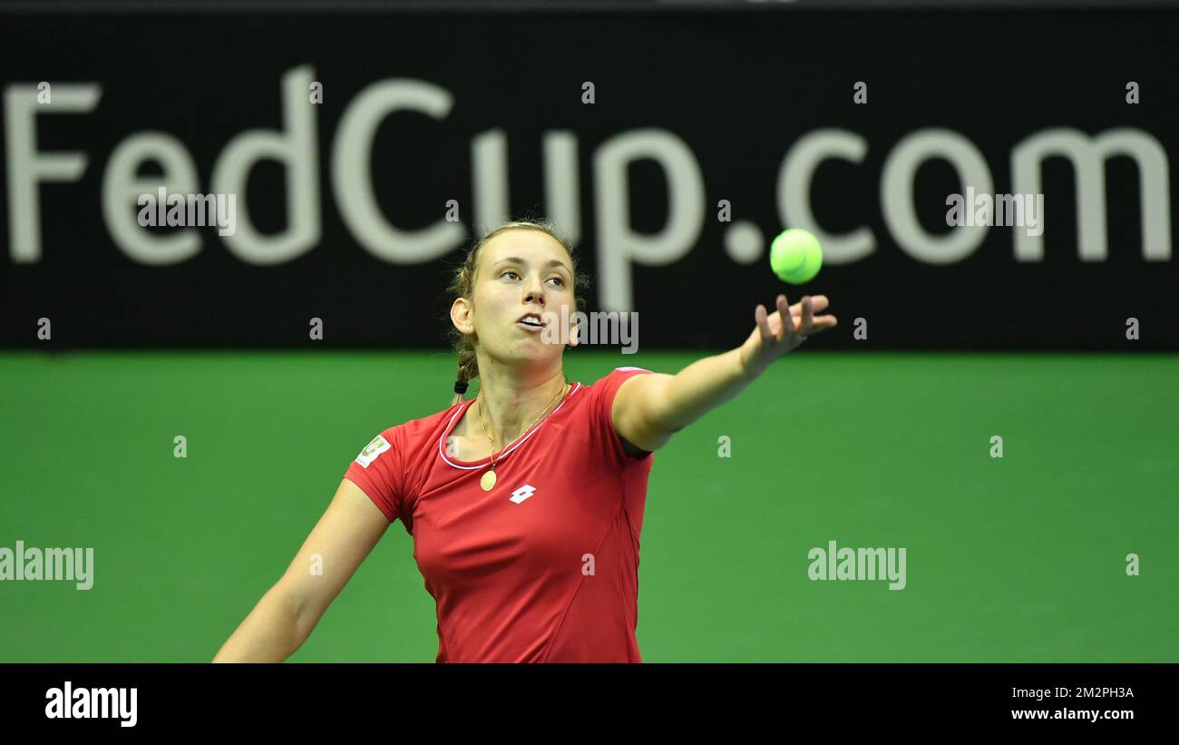 Die belgische Elise Mertens wirft den Ball zu einem Tennisspiel zwischen der belgischen Elise Mertens und der französischen Caroline Garcia, dem dritten Gummi des Fed-Cup-Tennistreffens zwischen Belgien und Frankreich, dem Viertelfinale der Weltgruppe am Sonntag, den 10. Februar 2019 in Lüttich. BELGA FOTO BENOIT DOPPPAGNE Stockfoto