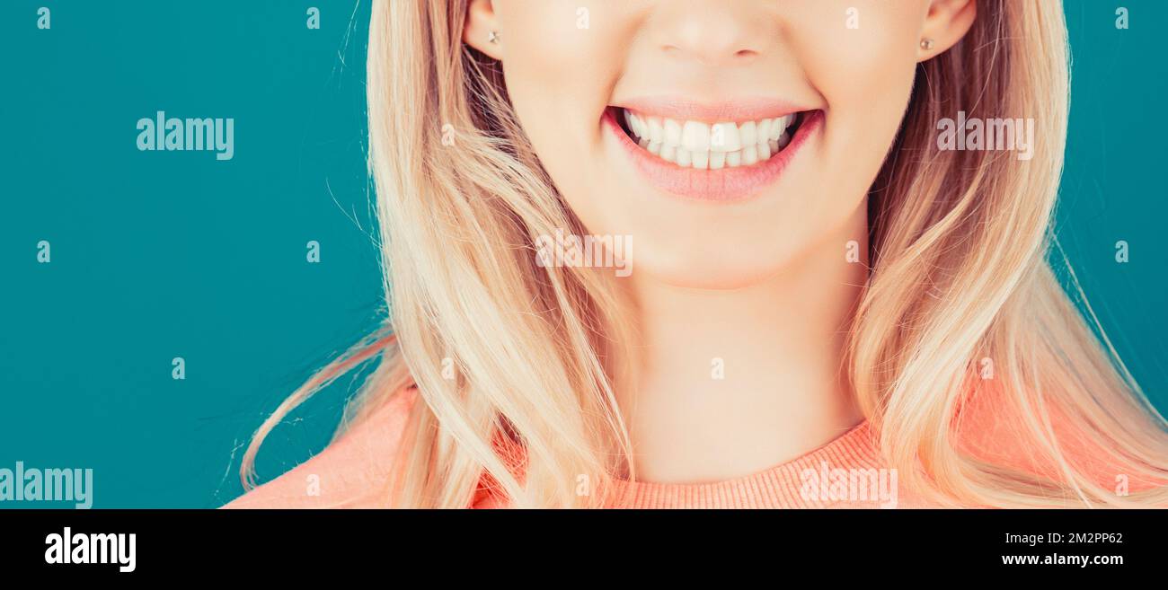 Zahnärztliches Konzept. Perfekte gesunde Zähne. Nahaufnahme von Frauenlächeln. Perfekte gesunde Zähne lächeln Frau Stockfoto