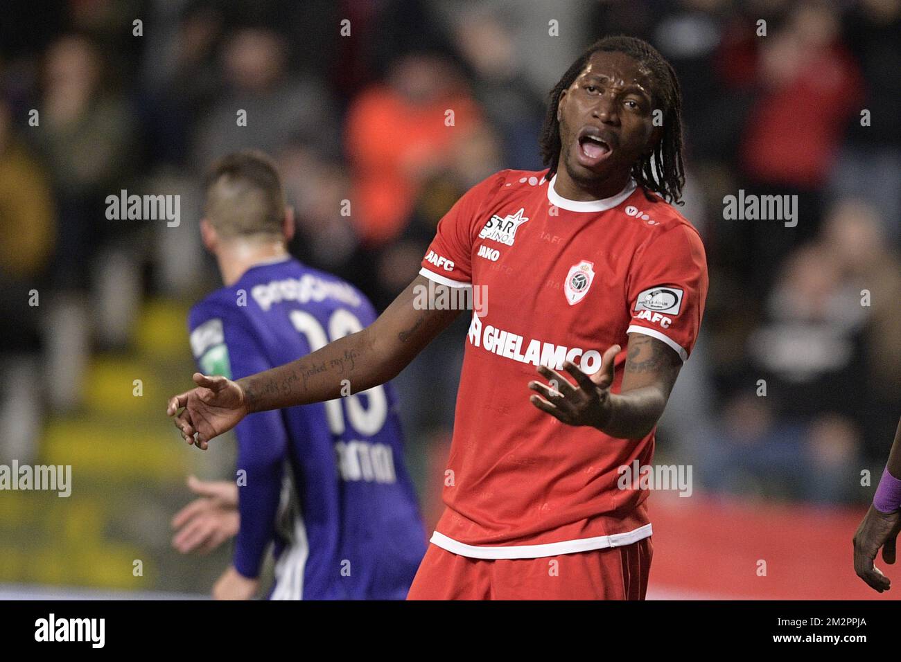 Antwerpens Dieudonne Mbokani Bezua wurde während eines Fußballspiels zwischen dem Royal Antwerpen FC und dem RSC Anderlecht am Sonntag, den 17. Februar 2019 in Antwerpen, am 26.. Tag der belgischen Fußballmeisterschaft „Jupiler Pro League“ (Saison 2018-2019) gezeigt. BELGA FOTO YORICK JANSENS Stockfoto