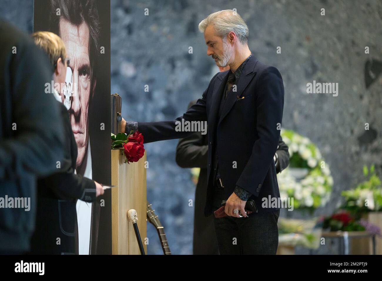 Sänger-Gistarist Ruben Block von Triggerfinger, der während der Beerdigung des belgischen Gitarrist der Schorfspuren, Willy Willy, unter seinem echten Namen Willy Lambregt, am Mittwoch, den 20. Februar 2019, im Krematorium in Aalst gezeigt wurde. Willy Lambregt (sein richtiger Name) starb letzten Mittwoch an einem Krebs. BELGA FOTO JAMES ARTHUR GEKIERE Stockfoto