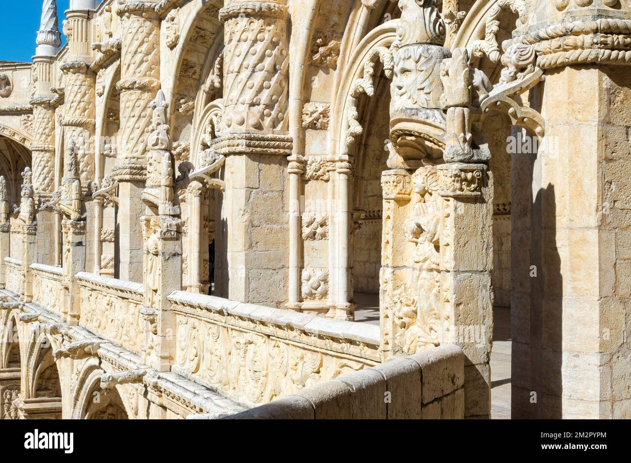Skulptur, Innenhof des zweistöckigen Klosters, Mosteiro dos Jéronimos (Kloster der Hieronymiten), Belem, Lissabon, Portugal, UNESCO World Herita Stockfoto