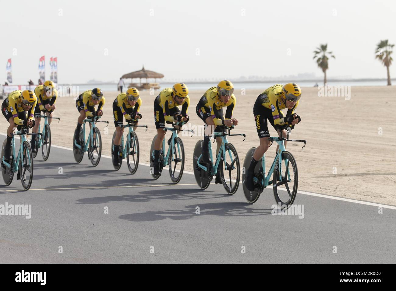 Team Jumbo-Visma Riders in Aktion während der ersten Etappe des Radrennens „UAE Tour“ 2019, einem Team-Time-Test 16km auf der Al Hudayriat Island in Abu Dhabi, Vereinigte Arabische Emirate, Sonntag, 24. Februar 2019. Die diesjährige Ausgabe findet vom 24. Februar bis zum 2. März statt. BELGA FOTO YUZURU SUNADA FRANCE RAUS Stockfoto