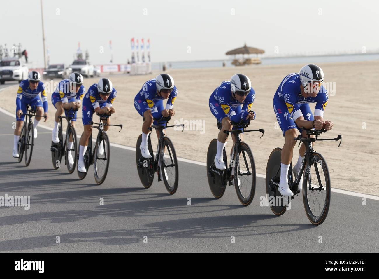 Deceuninck - Quick-Step-Fahrer in Aktion während der ersten Etappe des Radrennens „UAE Tour“ 2019, einem 16km-km-Teamversuch auf der Al Hudayriat Island in Abu Dhabi, Vereinigte Arabische Emirate, Sonntag, 24. Februar 2019. Die diesjährige Ausgabe findet vom 24. Februar bis zum 2. März statt. BELGA FOTO YUZURU SUNADA FRANCE RAUS Stockfoto