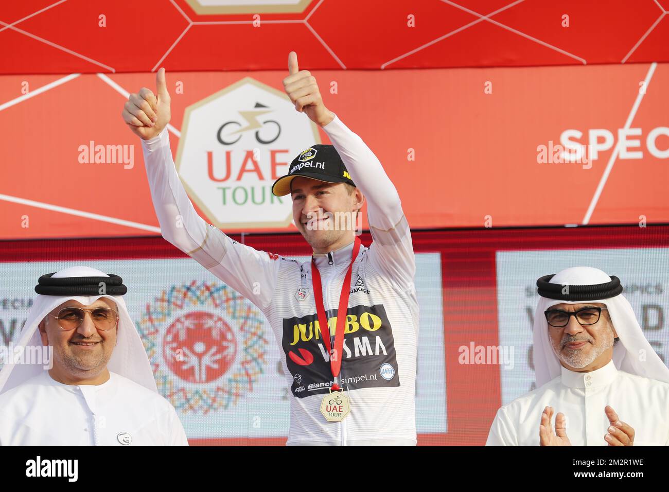 Der belgische Laurens De Plus von Team Jumbo-Visma feiert im weißen Trikot für den besten jungen Fahrer nach der zweiten Etappe des Radrennens „UAE Tour“ 2019, 184km Team von Yas Island bis Abu Dhabi Big Flag in Abu Dhabi, Vereinigte Arabische Emirate, Montag, 25. Februar 2019. Die diesjährige Ausgabe findet vom 24. Februar bis zum 2. März statt. BELGA FOTO YUZURU SUNADA FRANCE RAUS Stockfoto