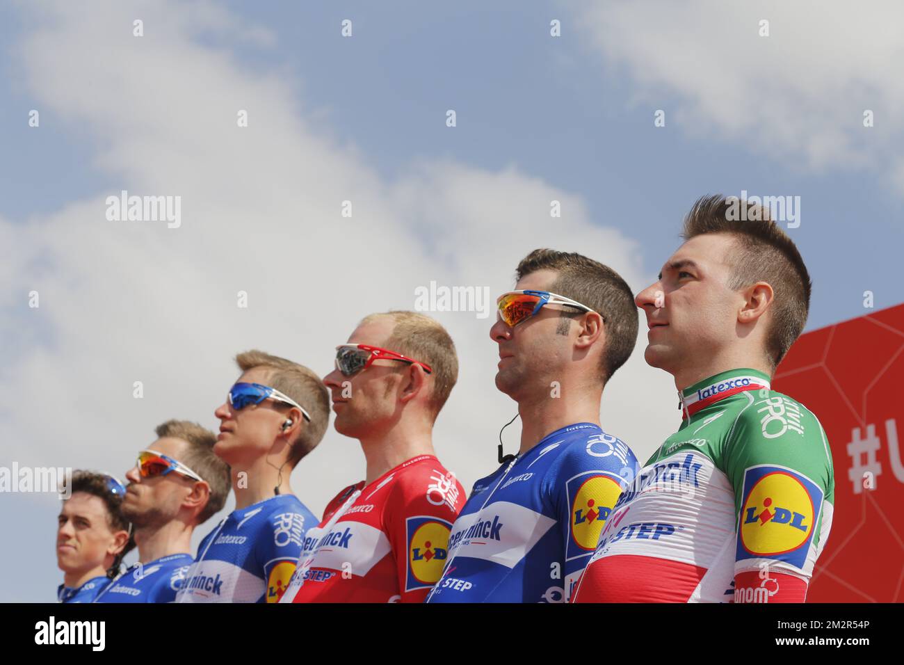 Italienisch Elia Viviani (R) und seine Teamkollegen von Deceuninck - Quick-Step, abgebildet in der letzten Etappe des Radrennens „UAE Tour“ 2019, 145 km vom Dubai Safari Park bis City Walk, Vereinigte Arabische Emirate, Samstag, 02. März 2019. Die diesjährige Ausgabe findet vom 24. Februar bis zum 2. März statt. BELGA FOTO YUZURU SUNADA FRANCE RAUS Stockfoto