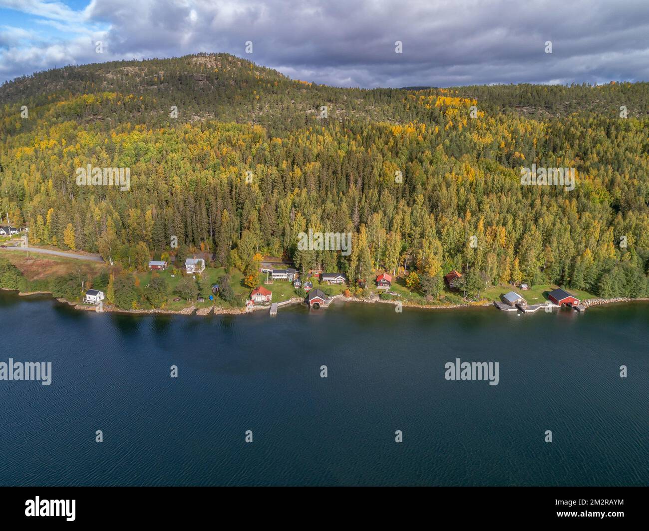 Blick auf die Berge und das Meer auf dem campingplatz skuleberget Caravan Camping in Hoga Kusten Schweden. Stockfoto